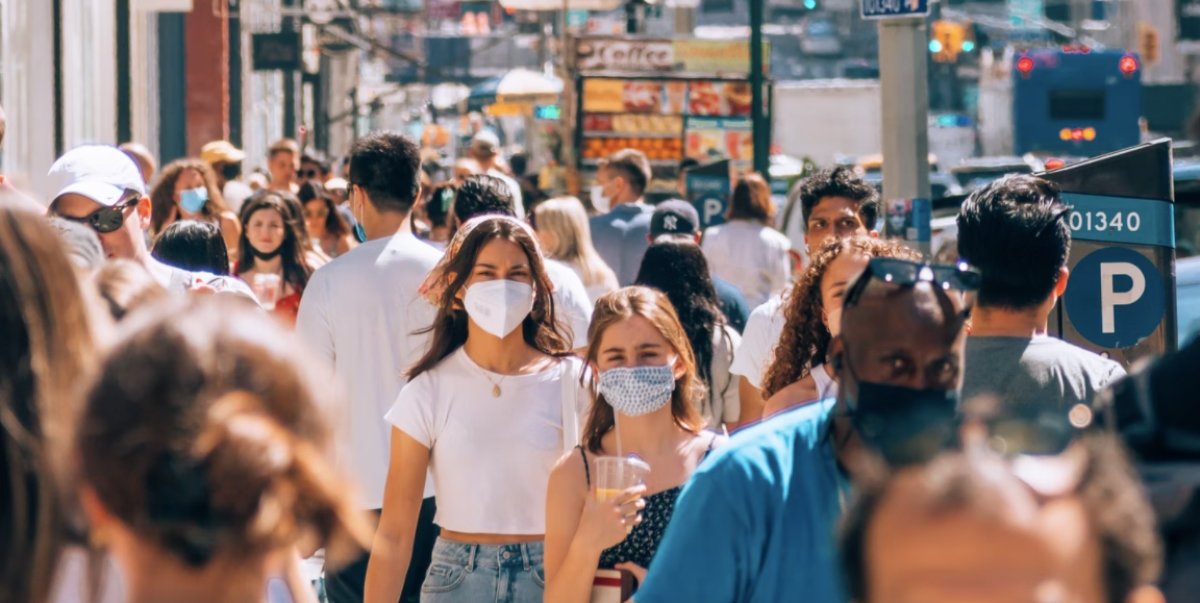 Κορωνοϊός: Αναμνηστική δόση του εμβολίου σε όλους το φθινόπωρο – Τέλος η μάσκα σε κλειστούς χώρους από αύριο