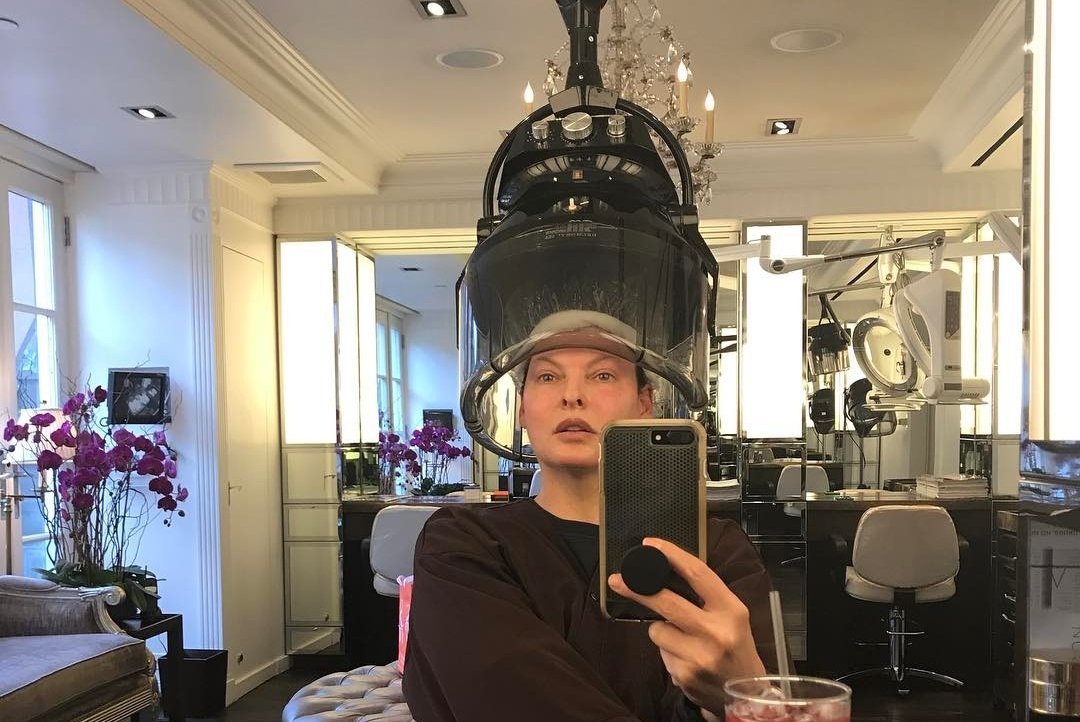 Linda Evangelista: Φωτογραφίζεται για πρώτη φορά μετά την παραμόρφωση από πλαστικές – «Δεν μπορώ να ζω πια έτσι»