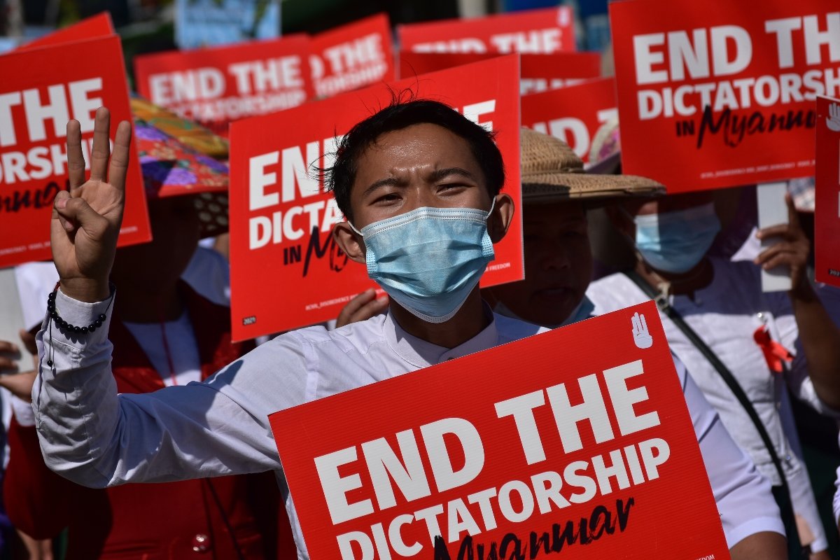 Πραξικόπημα στη Μιανμάρ: «Βυθίστηκε» στη σιωπή η χώρα ως ένδειξη διαμαρτυρίας για τη χούντα – Ένας χρόνος χάους, φτώχειας και ανεργίας