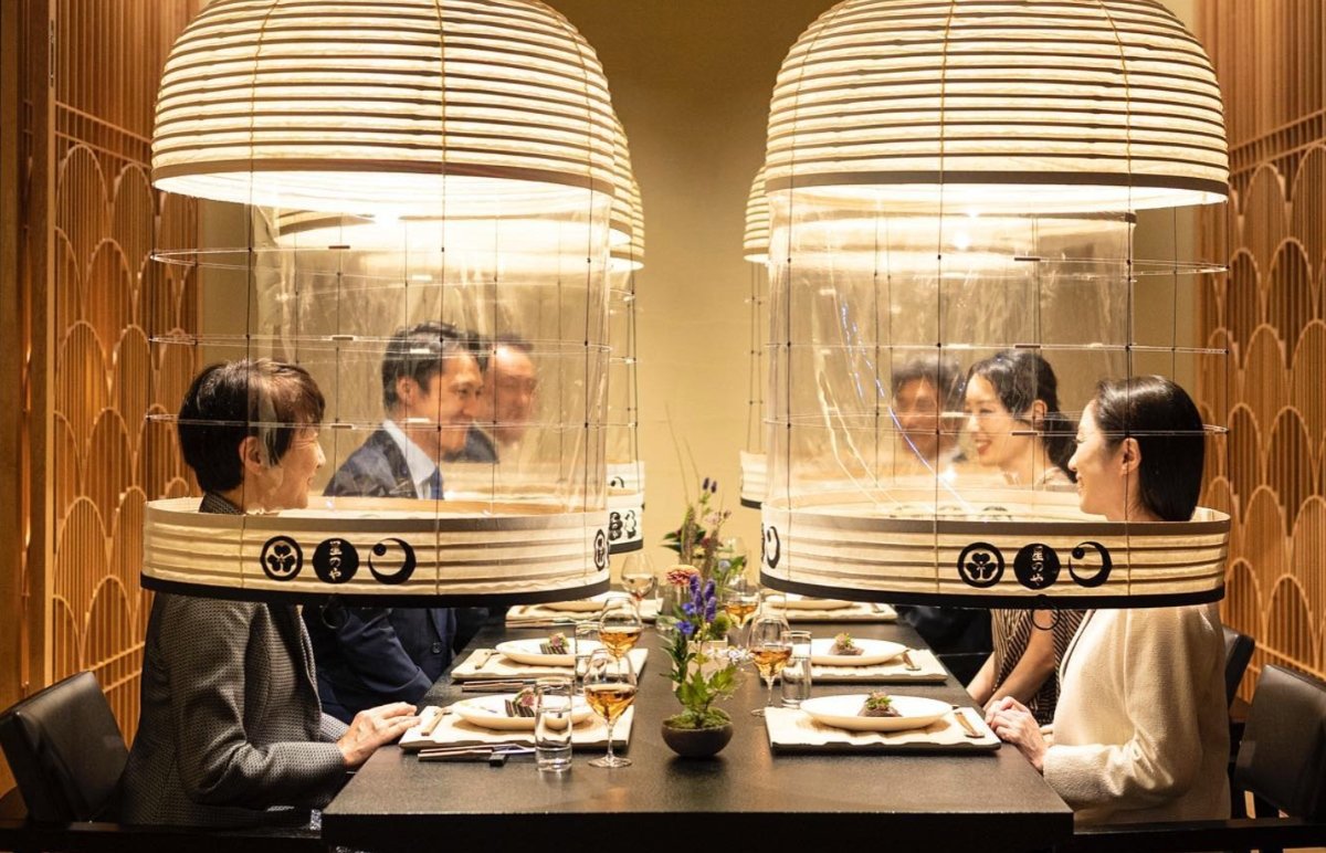 Τόκιο: Δείπνο μέσα σε… φανάρια που αιωρούνται για προστασία από τον κορωνοϊό
