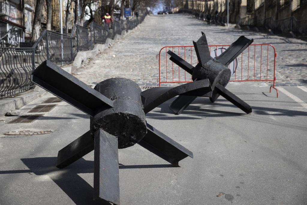 Πόλεμος στην Ουκρανία: Το Κίεβο προετοιμάζεται για την ρωσική εισβολή – Οδοφράγματα σε όλη την πρωτεύουσα