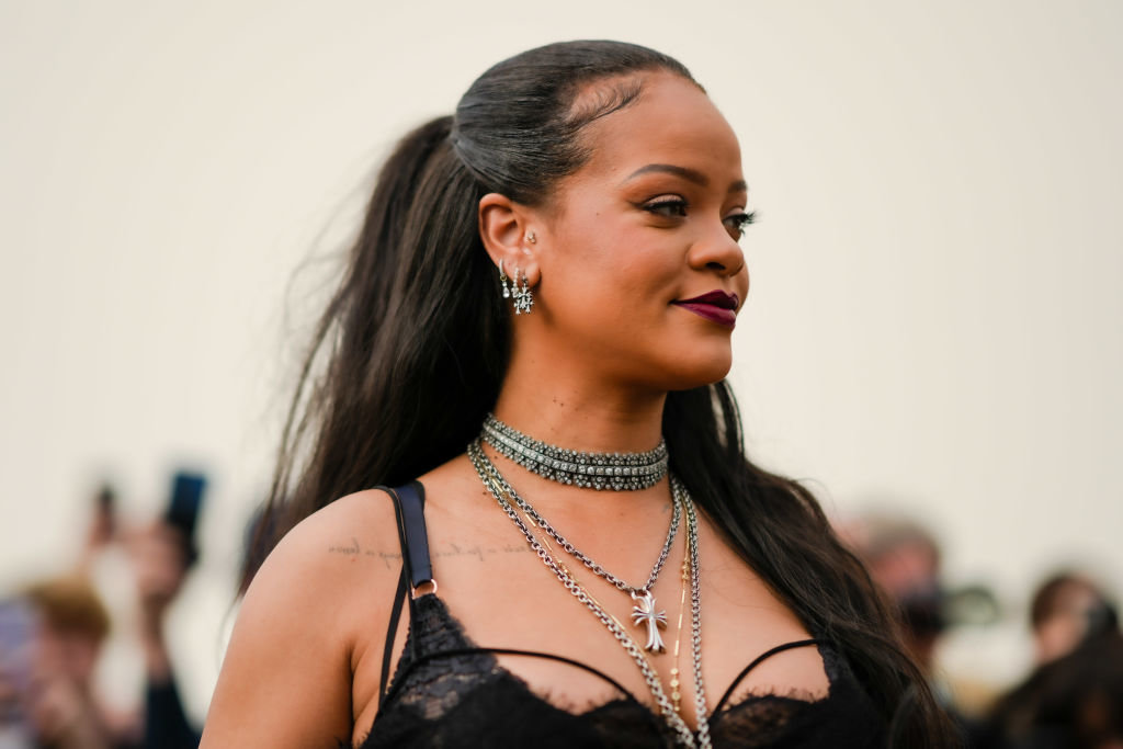 Η Rihanna πιο αποκαλυπτική από ποτέ στο fashion show του οίκου Dior