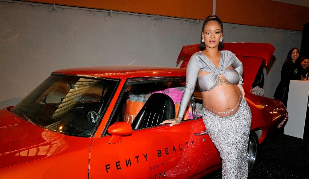 Γιατί η Rihanna επαναστατεί ενάντια στα ρούχα εγκυμοσύνης;