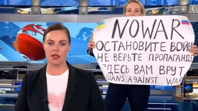 Marina Ovsyannikova: Αναζητείται η δημοσιογράφος που τα «έβαλε» on air με τον Putin