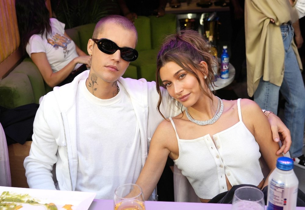Hailey Bieber: Απαντά στις φήμες που την θέλουν έγκυο μετά την «επίμαχη» εμφάνισή της στα Grammy
