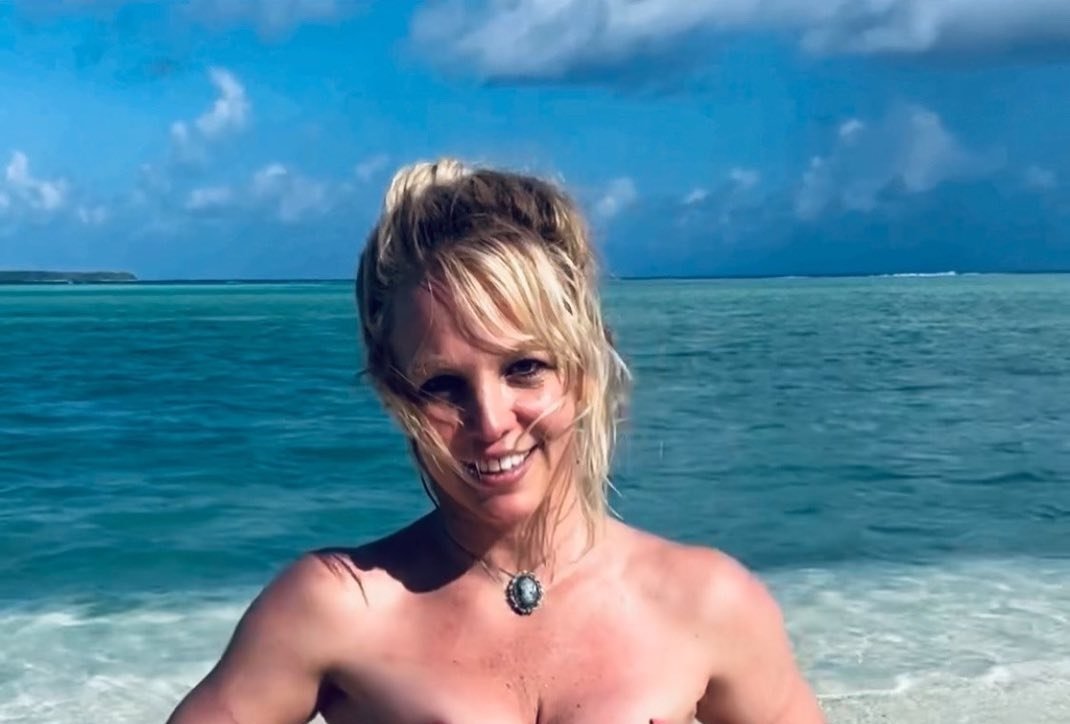 It’s Britney beach: Ολόγυμνη σε εξωτική παραλία