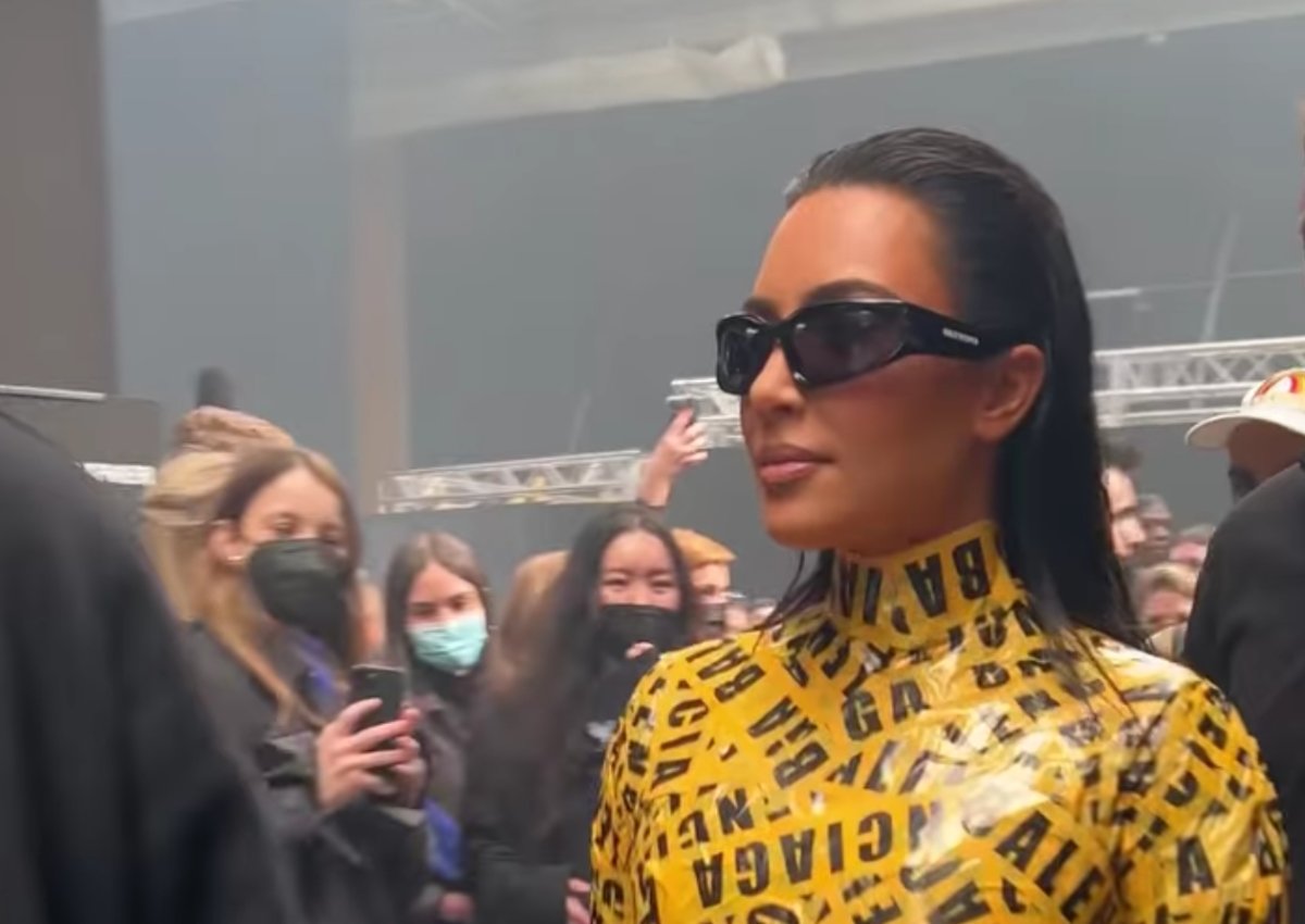 Kim Kardashian: Τύλιξε το σώμα της με ταινία και πήγε σε show – Ευτυχώς δεν έγραφε «προσοχή εύθραστο»