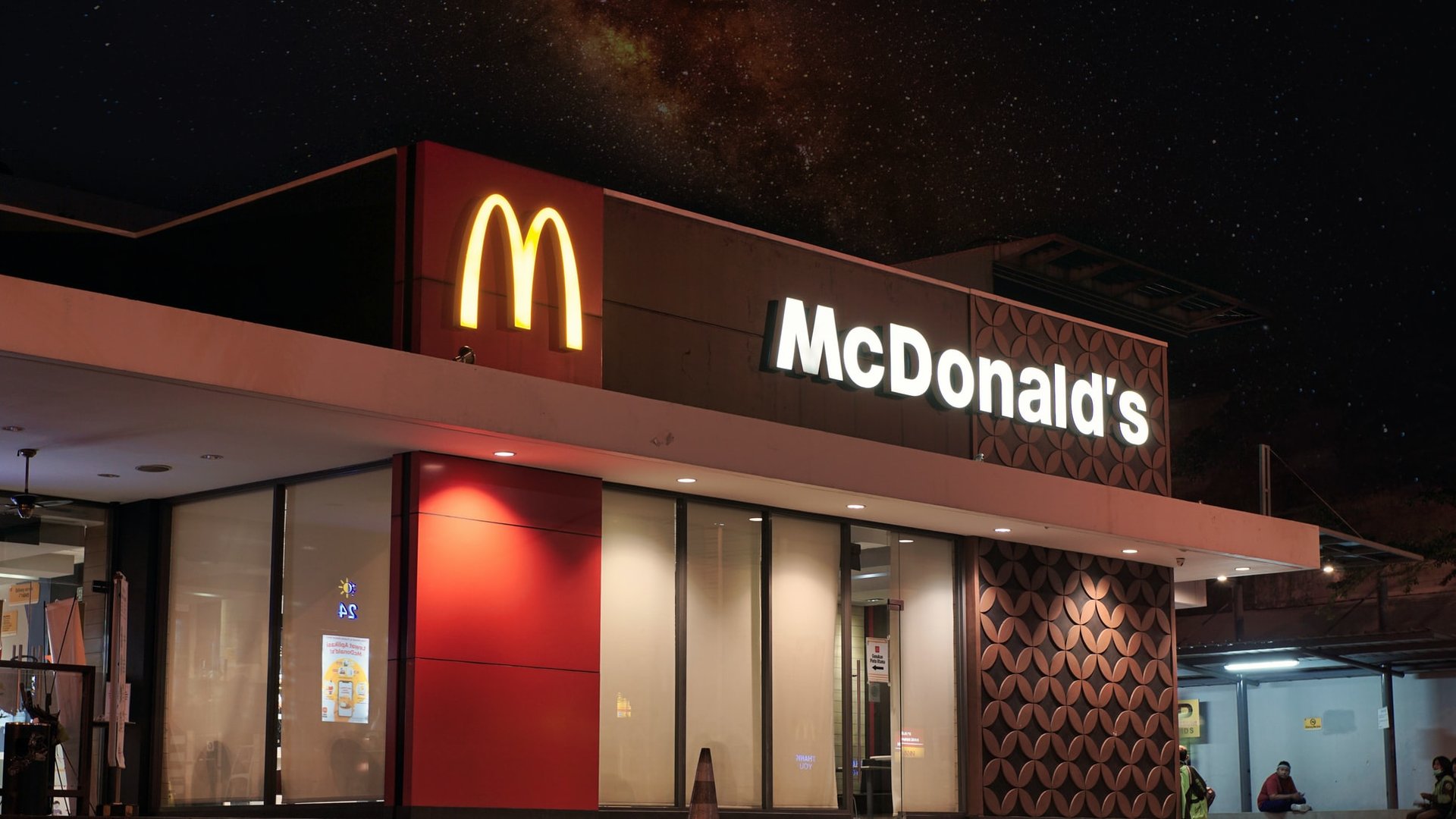 Το τελευταίο μπέργκερ στη Μόσχα: Ουρές στα McDonald’s λίγο πριν κλείσουν