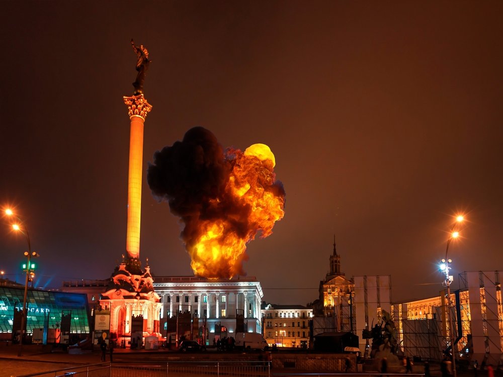 Ουκρανία: Οι ρωσικές δυνάμεις περικύκλωσαν το Κίεβο – Πυροβολικό επιτίθεται σε ουκρανικές πόλεις