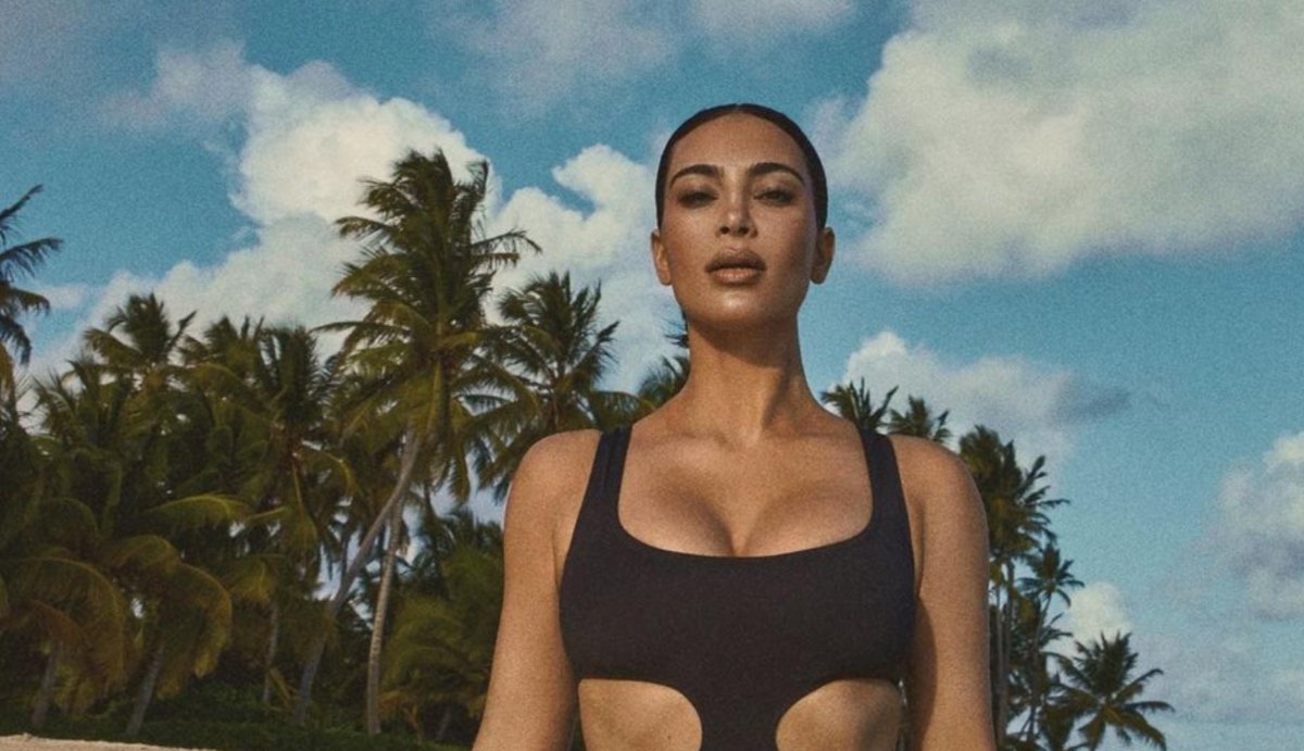 Kim Kardashian: Με cutout μαγιό δείχνει πιο εντυπωσιακή από ποτέ