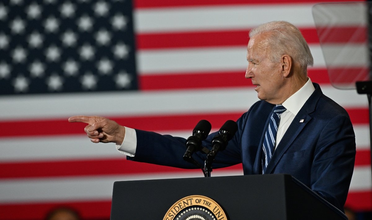 Joe Biden, όλα καλά; Η χειραψία στον αέρα και τα λόγια στο κενό μετά από ομιλία