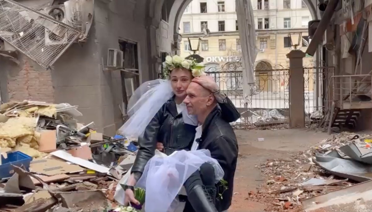 Ουκρανία: Ζευγάρι στο Χάρκοβο παντρεύτηκε και φωτογραφήθηκε στα ερείπια