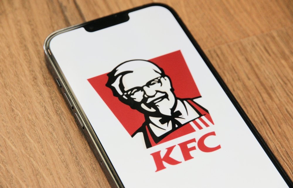 KFC: Κατηγορείται για «παραπλανητική» απεικόνιση της εκτροφής των κοτόπουλων – Τραγικές οι συνθήκες στο πτηνοτροφείο