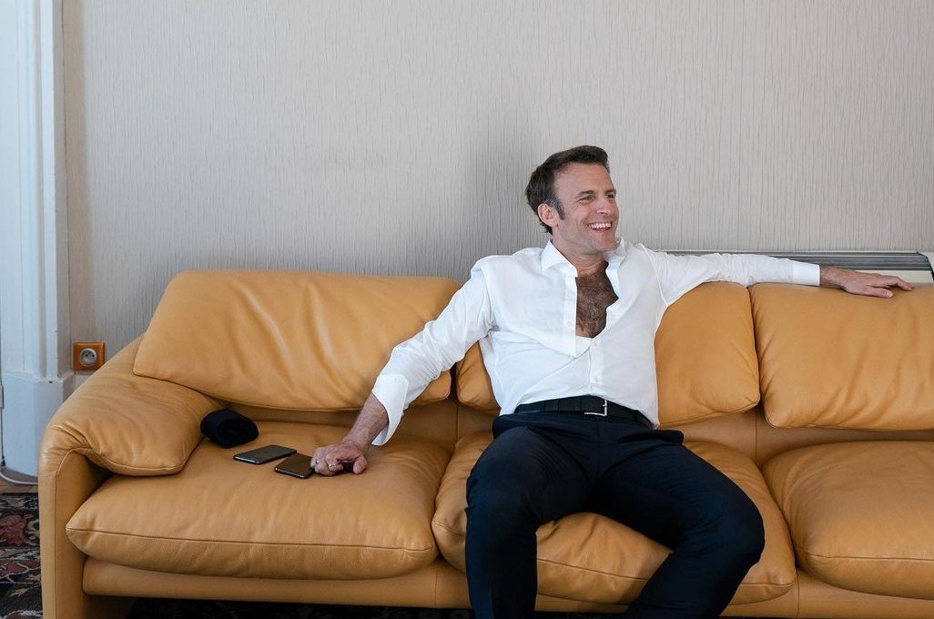 Emmanuel Macron: Το Twitter «έκανε πάρτι» με το δασύτριχο στήθος του