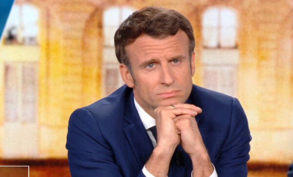 Emmanuel Macron:  Τι έβλεπε απέναντι του όταν έκανε τη γκριμάτσα που έγινε viral