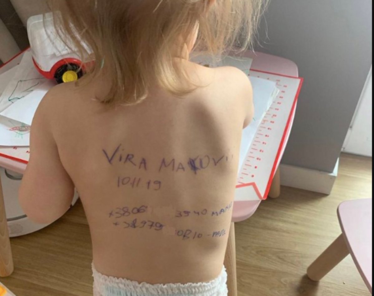 Ουκρανία: Γονείς γράφουν τα στοιχεία των παιδιών τους στην πλάτη τους σε περίπτωση που χαθούν