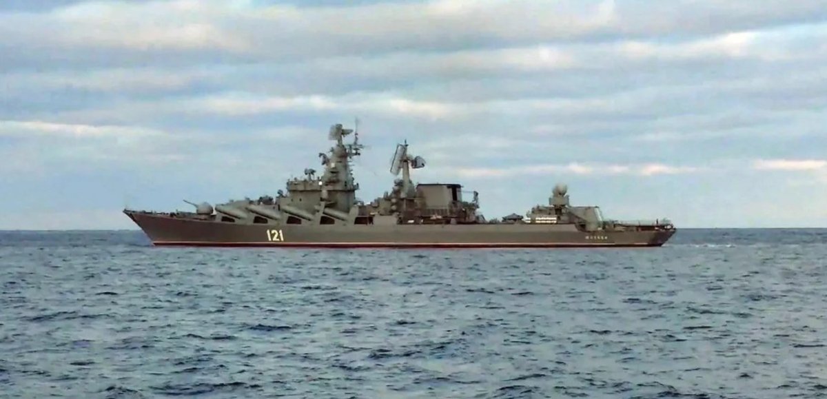 Moskva: Φλέγεται η ναυαρχίδα του ρωσικού ναυτικού – Οι Ουκρανοί υποστηρίζουν ότι το χτύπησαν