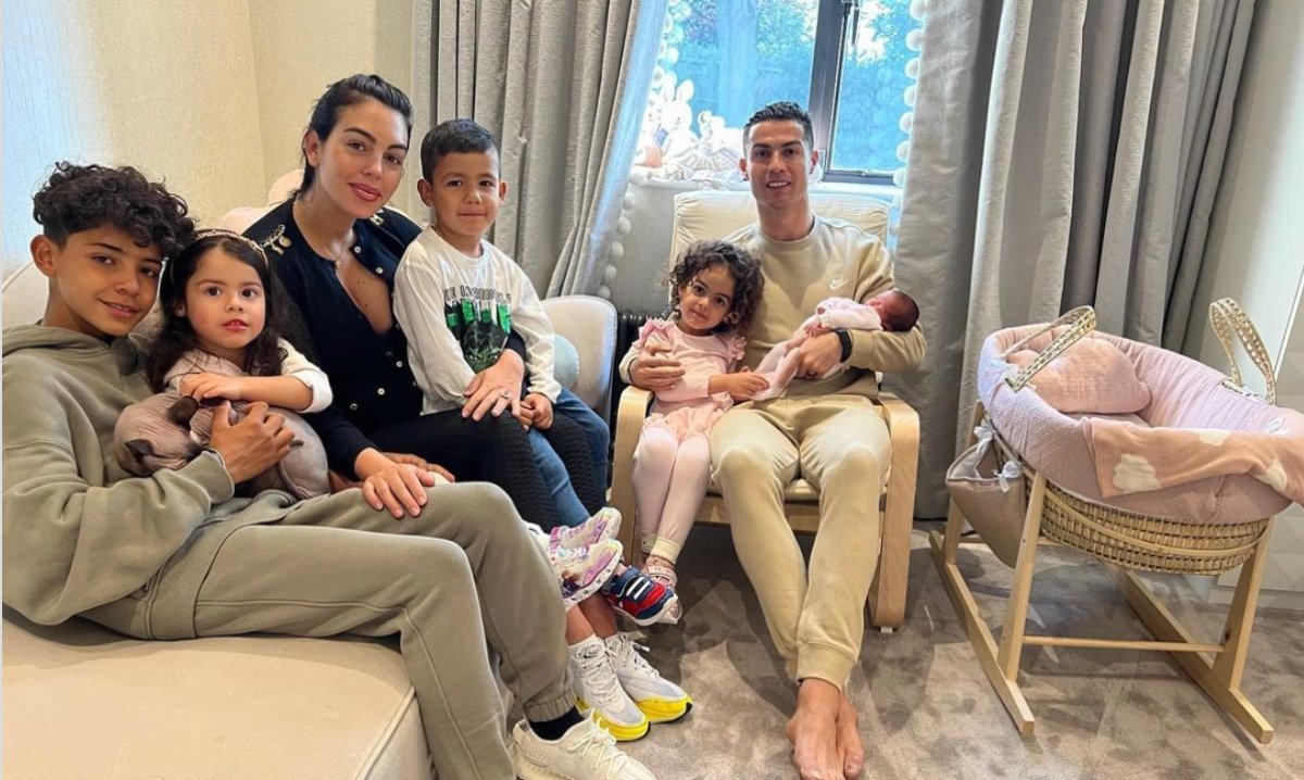 Cristiano Ronaldo: Η πρώτη φωτογραφία με την νεογέννητη κόρη του – Τι έγραψε ο ποδοσφαιριστής