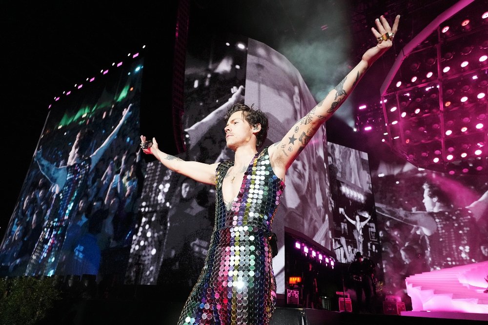 Harry Styles: Από boy bander στο απόλυτο pop icon – Το αγόρι του «X Factor» έγινε ο σούπερ σταρ του Coachella