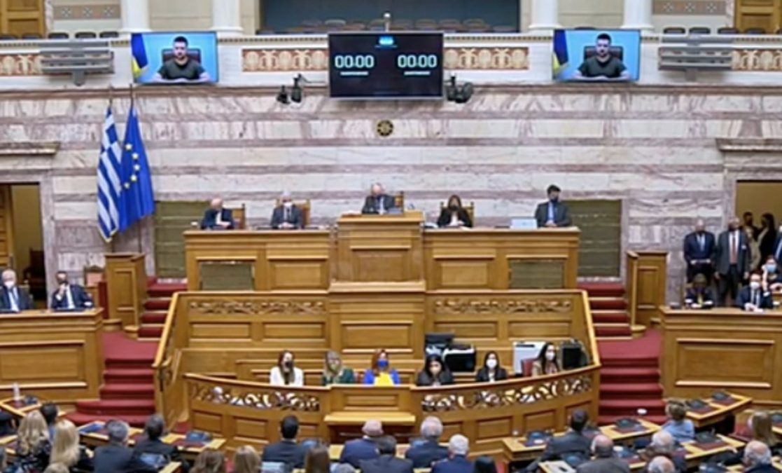 Volodymyr Zelensky στην ελληνική Βουλή: «Τώρα λέμε το δικό μας Ελευθερία ή Θάνατος» – Απείχαν πολλοί βουλευτές του ΣΥΡΙΖΑ