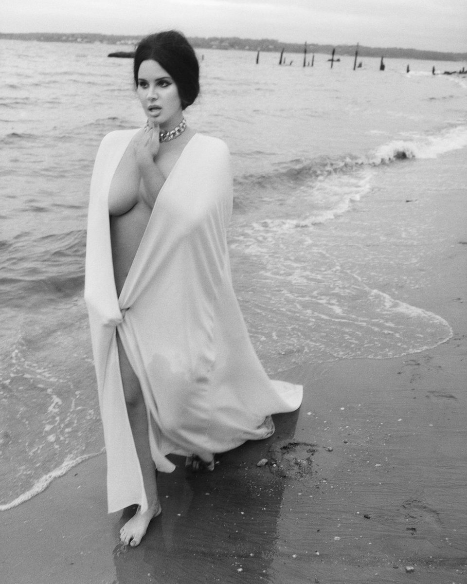 H Lana Del Rey στην πιο «αληθινή» της φωτογράφιση – Μιλάει για ποίηση, την μουσική και το πώς νιώθει που είναι πια ο εαυτός της