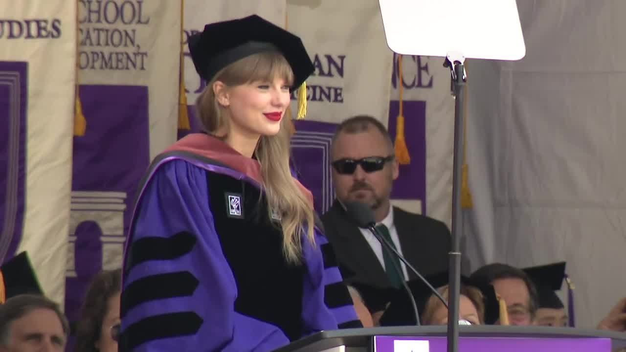 Taylor Swift: Ορκίστηκε ως επίτιμη διδάκτορας Καλών Τεχνών του Πανεπιστημίου της Νέας Υόρκης