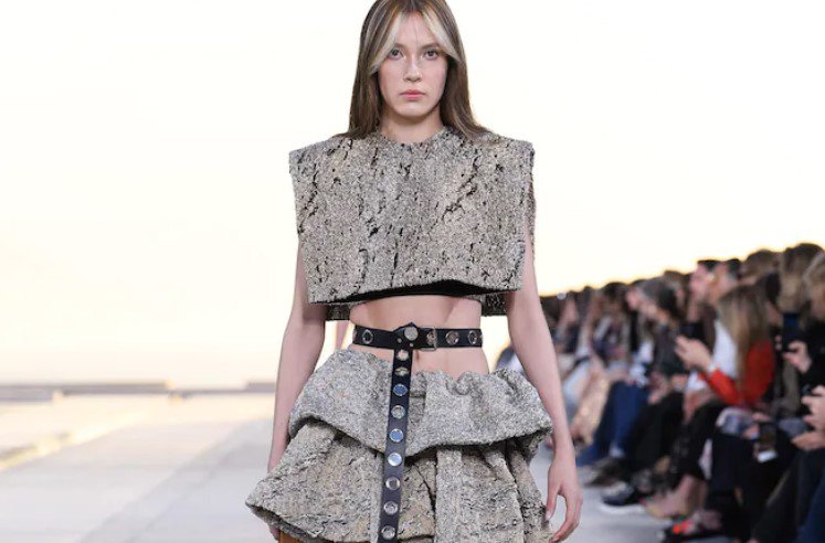 Louis Vuitton: Ο νέος τρόπος που μας προτείνει να φορέσουμε την ζώνη μας