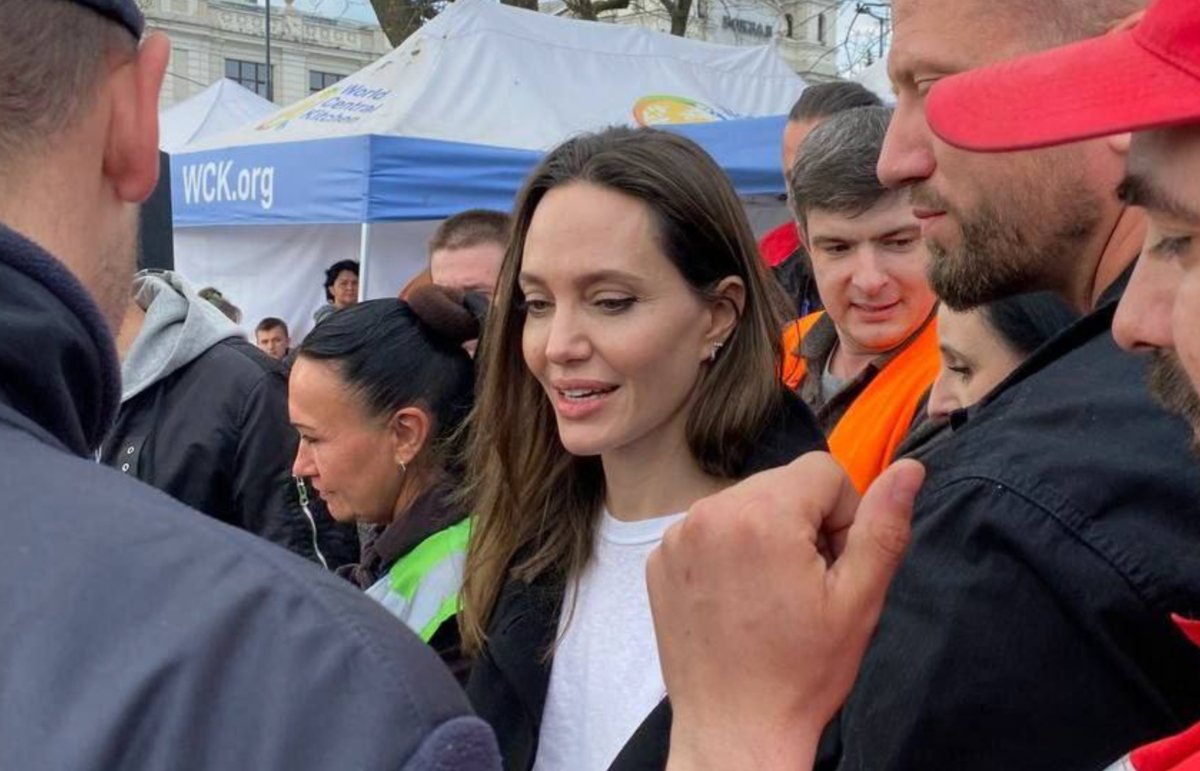 Angelina Jolie: H στιγμή που τρέχει προς ένα καταφύγιο την ώρα που ηχούν σειρήνες στην Λβιβ