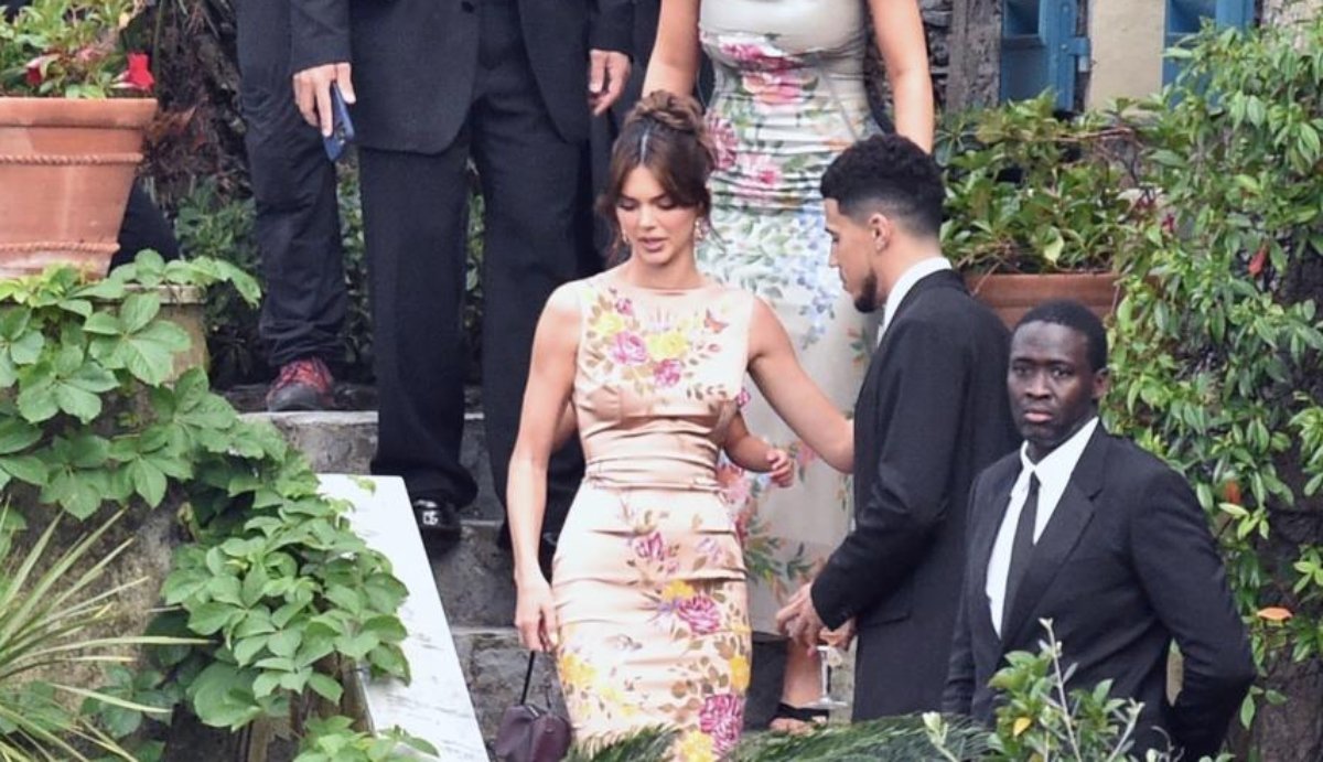 Kendall Jenner: Έζησε το δράμα της Kim – Πάλευε να ανέβει τις σκάλες με θεόστενο φόρεμα