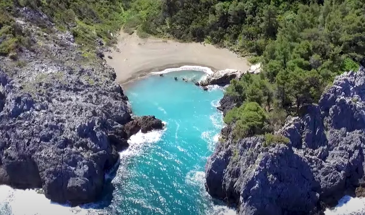 Στενό Λινάρι: Η παραλία με τα τιρκουάζ νερά που παραπέμπουν σε πισίνα – 2,5 ώρες μακριά από την Αθήνα