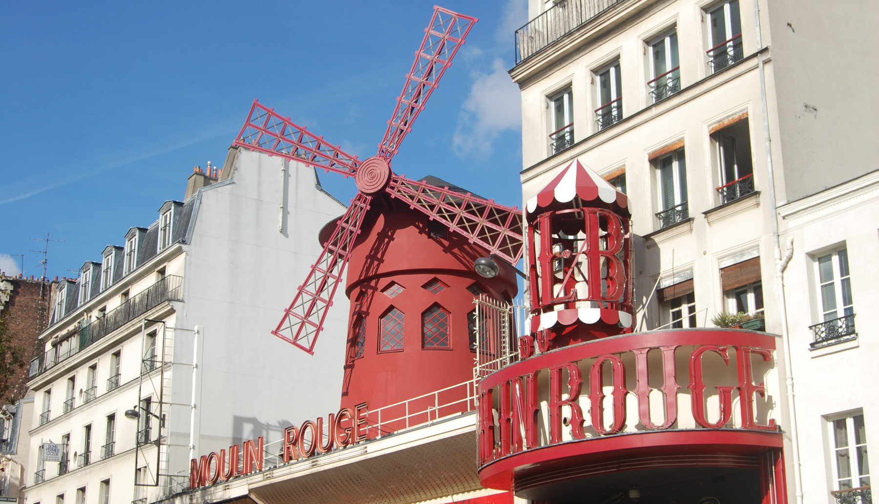Moulin Rouge: Ο θρυλικός ανεμόμυλος είναι διαθέσιμος μέσω Airbnb