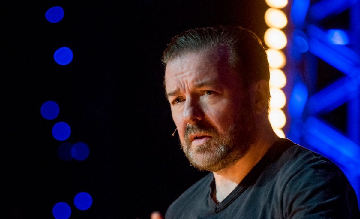 Ricky Gervais όπως Dave Chapelle: Ακόμα ένας κωμικός στο στόχαστρο της τρανς κοινότητας για σόου του στο Netflix
