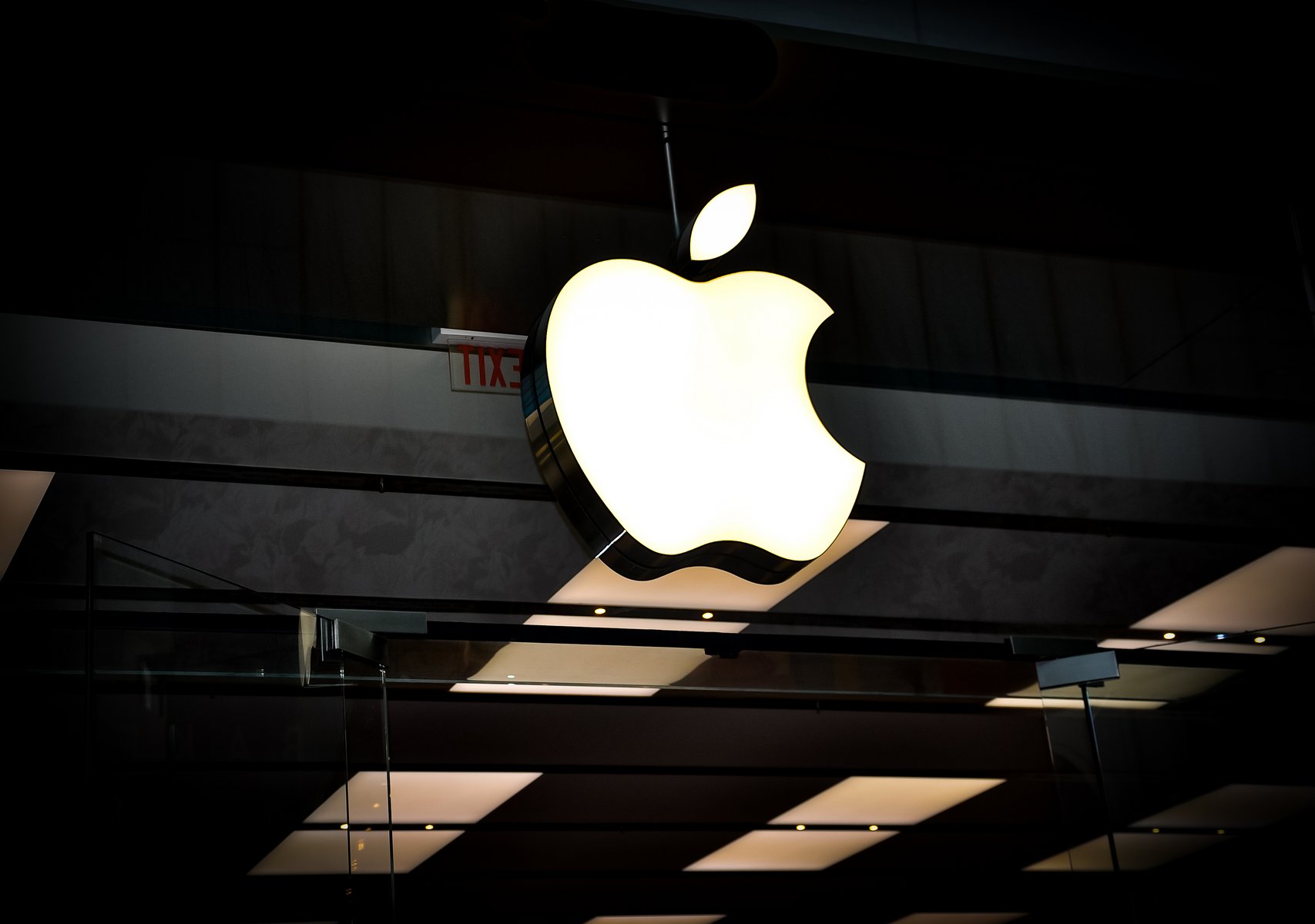 Ιστορία τρισεκατομμυρίων από την Apple: Η μοναδική εταιρεία που έπιασε χρηματιστηριακή αξία-ρεκόρ
