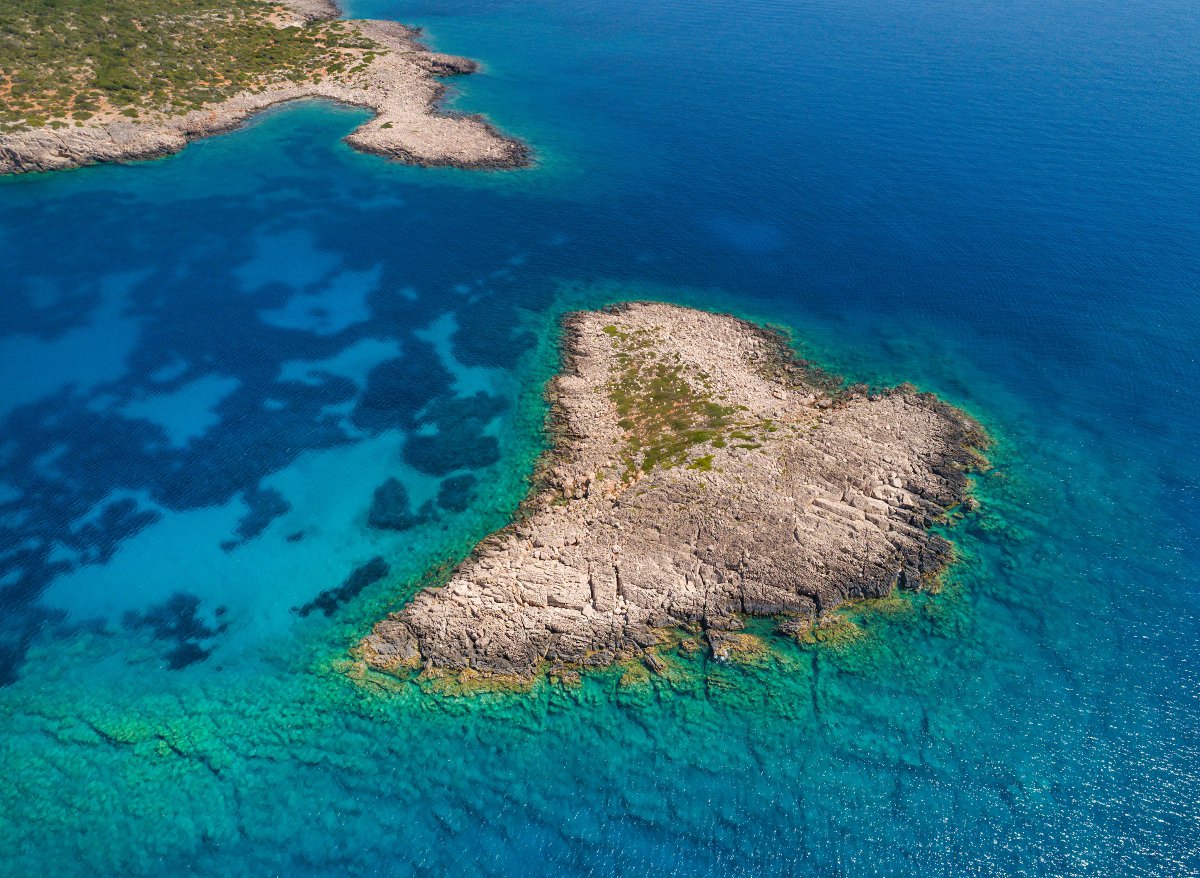 Θα κολυμπούσες για πάντα εδώ – Το νησί με τη μία παραλία που κάθε του σημείο θυμίζει Καραϊβική