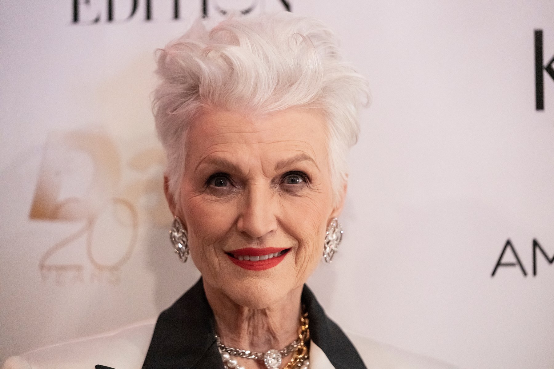 Maye Musk: Η 74χρονη μαμά του Elon ποζάρει με μαγιό για το εξώφυλλο στο Sports Illustrated