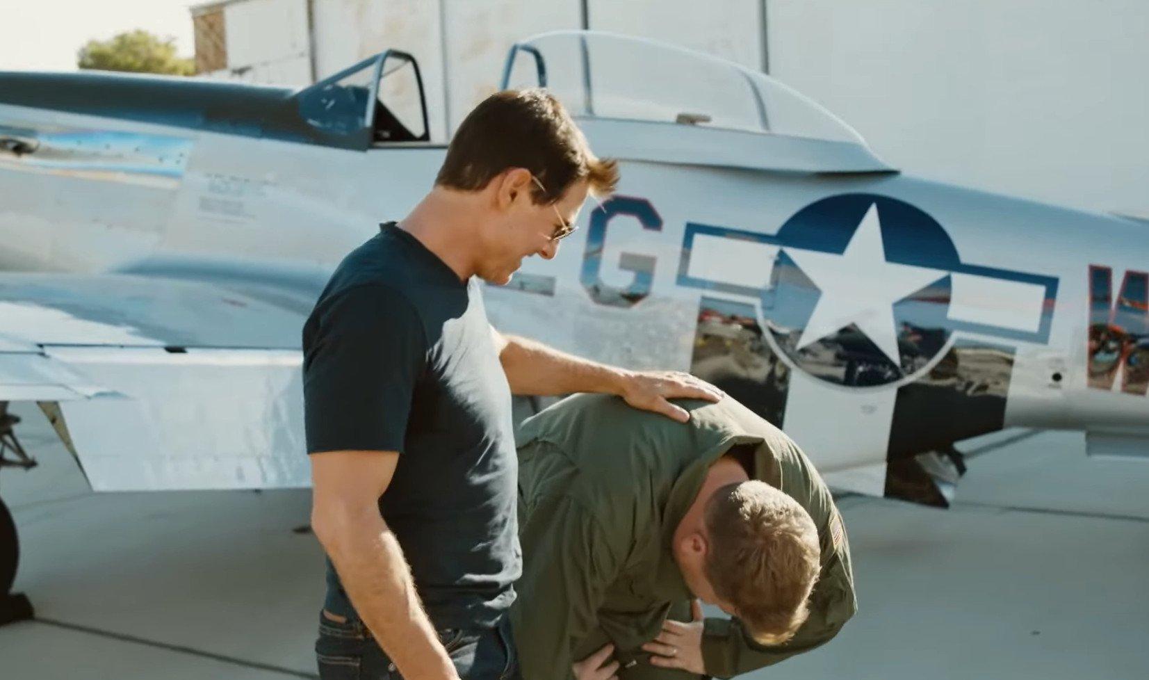 Ο Tom Cruise είναι extreme και εκτός ταινιών: Έβαλε ξανά τον James Corden σε αεροπλάνο και…άσπρισε από τον φόβο