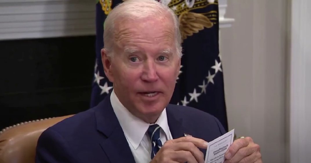 Joe Biden: Τι γράφει το «σκονάκι» με τις οδηγίες για το πώς θα ενεργήσει σε συνάντηση – «Τώρα κάθισε στη θέση σου»