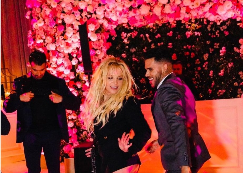 Britney Spears: Τα «πέταξε όλα» και χόρεψε με το διαμαντένιο στρινγκ της στη γαμήλια τελετή