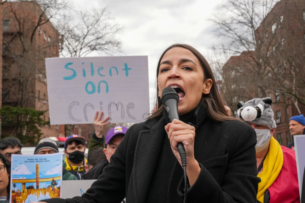 Alexandria Ocasio-Cortez: Με βίασαν σε νεαρή ηλικία, ευτυχώς είχα το δικαίωμα της άμβλωσης