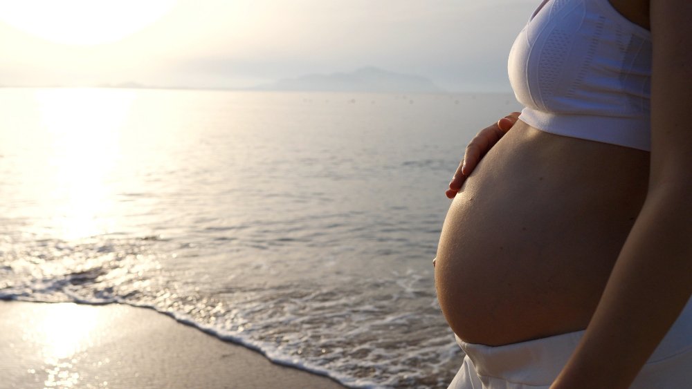 Freebirth: Γιατί είναι και πάλι trend γυναίκες που γεννούν μόνες στη θάλασσα;