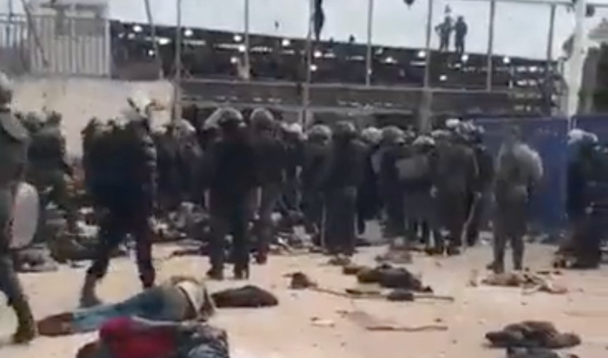 Σύνορα Ισπανίας – Μαρόκου: Συγκλονίζουν οι εικόνες από τις σφοδρές συγκρούσεις μεταναστών και αρχών