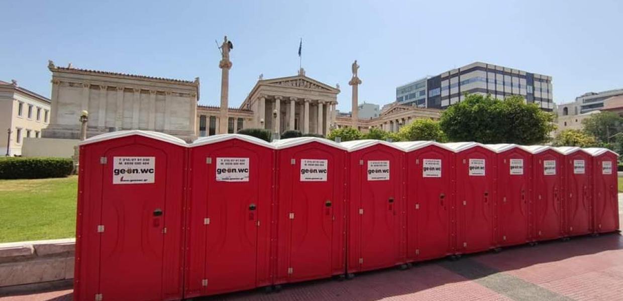 Ελλάδα χώρα του φωτός: Χημικές τουαλέτες «στολίζουν» τα αξιοθέατα του κέντρου της Αθήνας