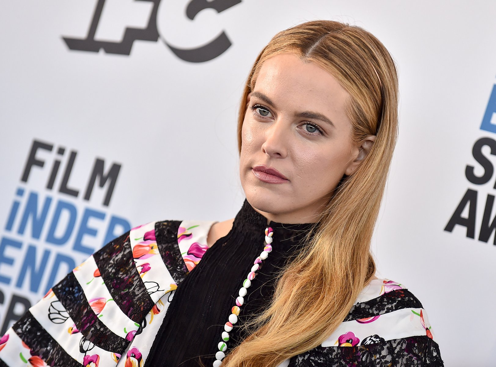 Riley Keough: Στη Σαντορίνη η σαγηνευτική εγγονή του Elvis Presley