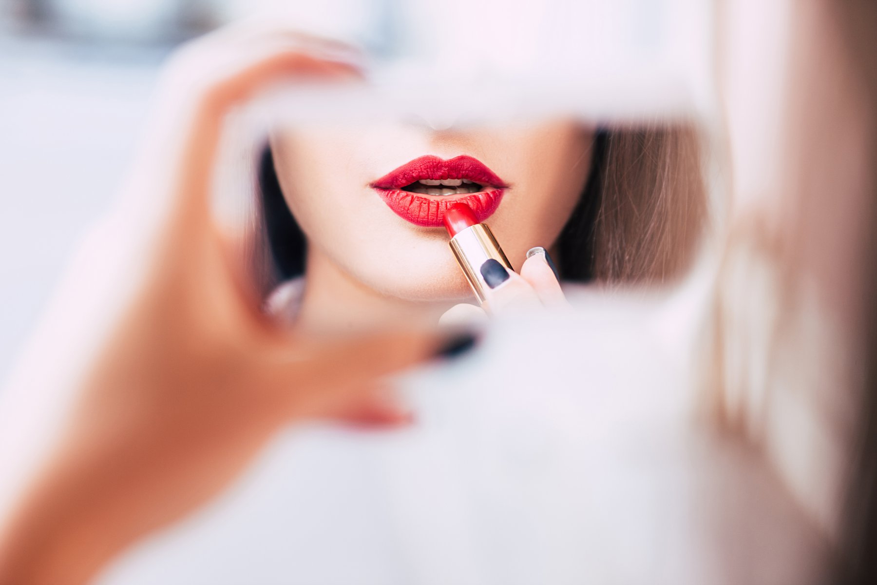 Lipstick Effect: To φαινόμενο της ψευδαίσθησης που οδηγεί σε αγορά premium μικροαγορών σε περιόδους κρίσης