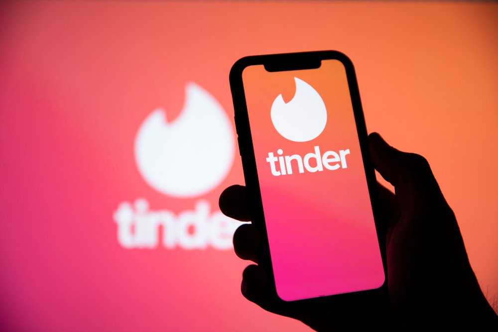 Tinder: Οι πικάντικες αλλαγές που υπόσχονται ένα πιο σκανδαλιστικό καλοκαίρι