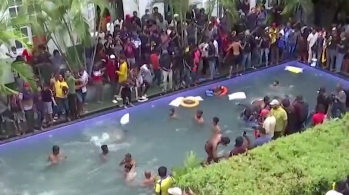 Πολιτικό χάος στη Σρι Λάνκα: Διαδηλωτές μπήκαν στο προεδρικό μέγαρο, έκαναν μπάνιο στη πισίνα και έβαλαν φωτιά