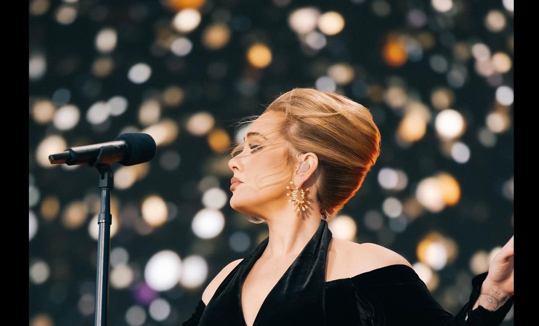 Adele: Τα δάκρυα και η εξομολόγηση στη συναυλία της στη Βρετανία – «Είμαι σίγουρη ότι νιώθετε απογοητευμένοι»