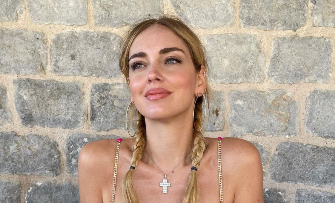 Γυμνόστηθη η Chiara Ferragni, ξεσηκώνει τα πλήθη στην Ύδρα