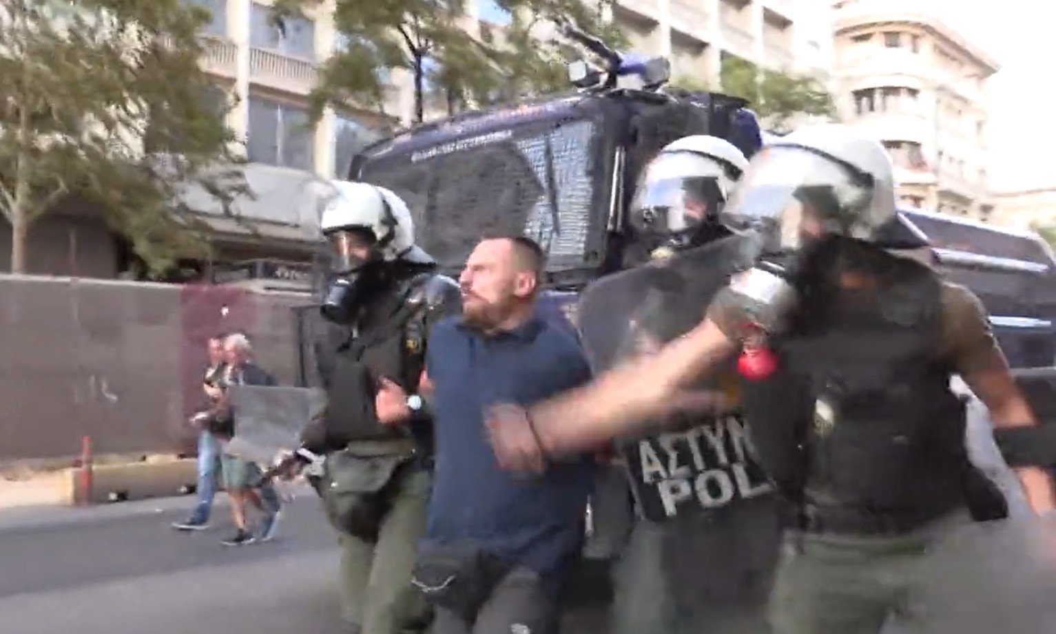Αστυνομικός επιτίθεται αναίτια σε συλληφθέντα στη χθεσινή πορεία για τον Γιάννη Μιχαηλίδη