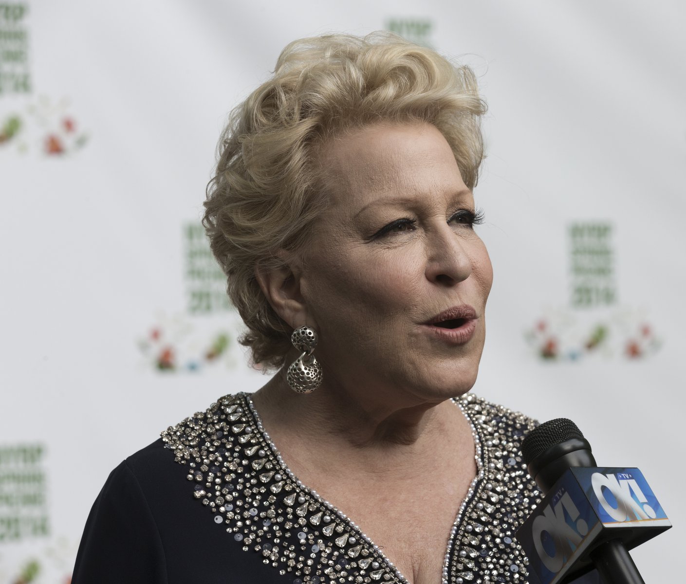 Bette Midler: «Δε μας λένε γυναίκες πια, μην τους αφήσετε να μας σβήσουν»